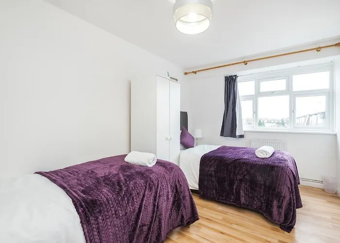 Spacious 3 Bed 1 Bath Hse W Guest Toilet W Parking Near Excel - E16
