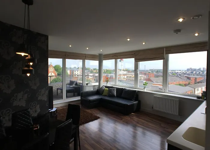 Luxury 2 Bed Penthouse Apartment Near Station