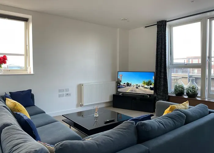 Modern & Spacious Penthouse In North London
