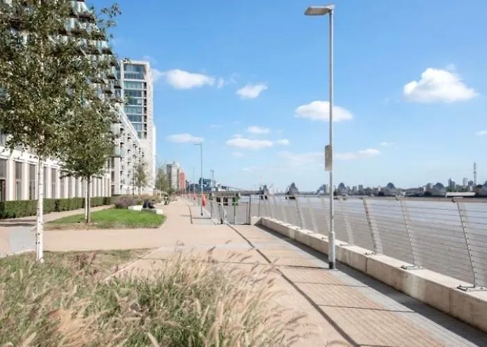 Large Double Room Overlooking The Thames