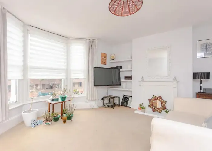 Cheerful 1 Bedroom Apartment In Vibrant Maida Vale