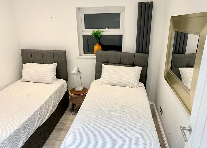 Modern 2 Bedroom Apartment With Private Garden Near Canary Wharf
