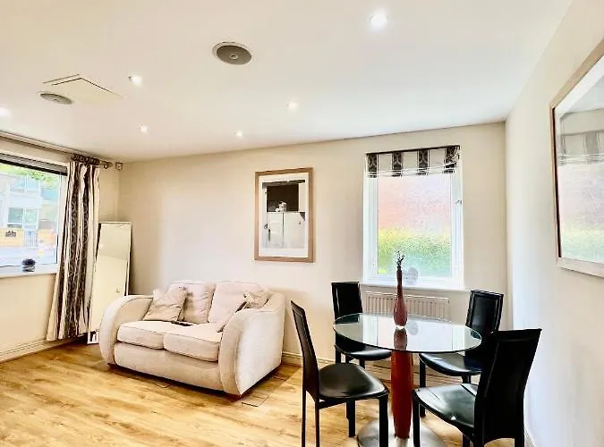 Luxury 3 Bedroom Riverside Home - Canary Wharf & The O2 Arena