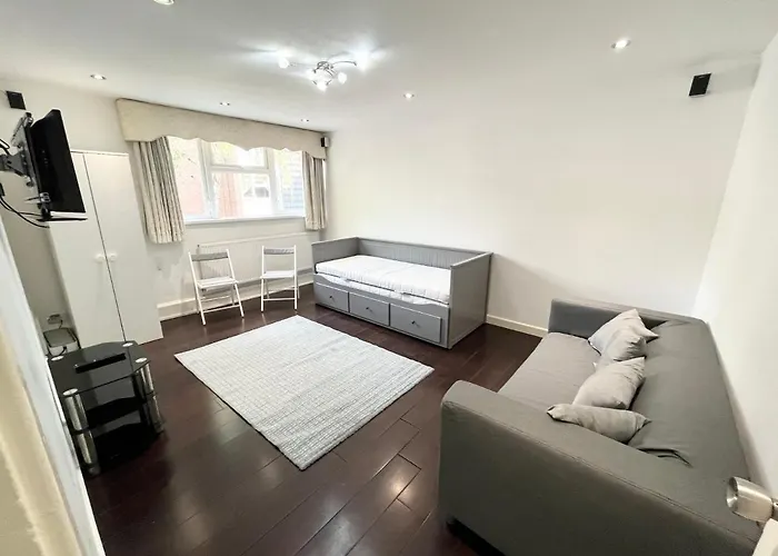 Large Apt Close To Central Ldn