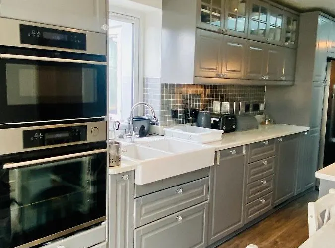 Hameway House- Stunning 4 Bedroom House With A Spacious Kitchen