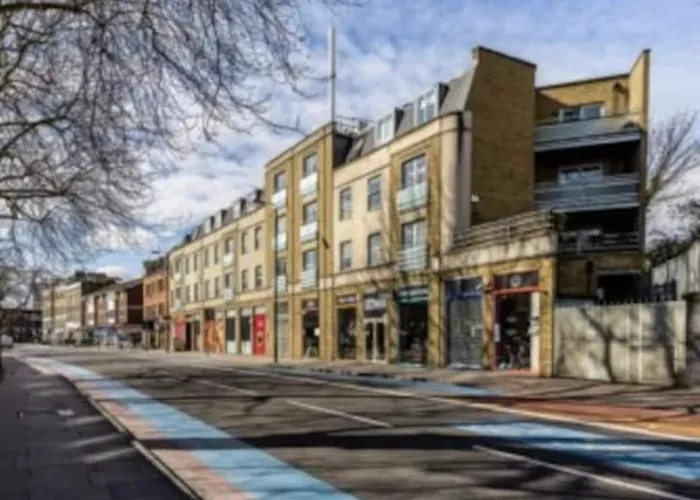 Centrally Located Flat - Battersea Park Road