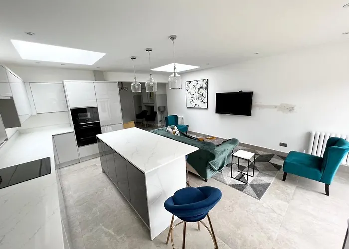 3 Cosy Homes Walking Distance To Mall With Parking Available To Book Separately 3 Bed House Or 1 Bed Apartment Or Studio