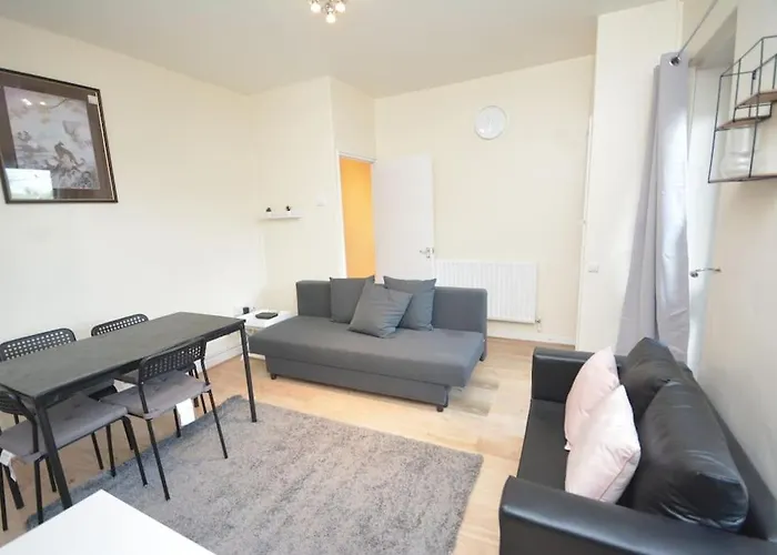 Lovely 4 Bedroom Apartment Close To The City Walking Distance From The Rivere View
