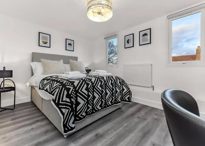Hunky 3 Bedroom Flat In Hereward, London