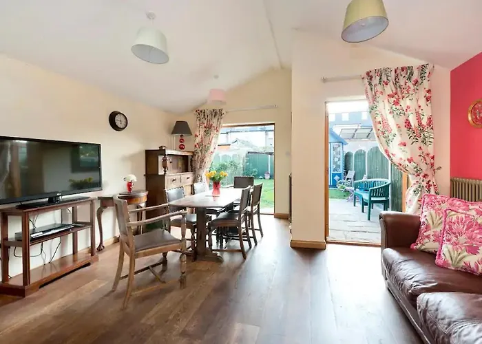 Lovely Three Bedroomed House, Parking 2 Cars