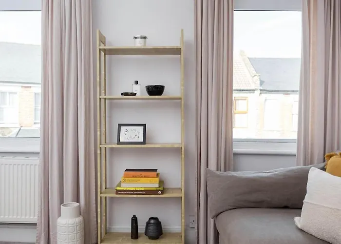 Newly Renovated Large 4/5 Bedroom Victorian Terrace House With Garden.