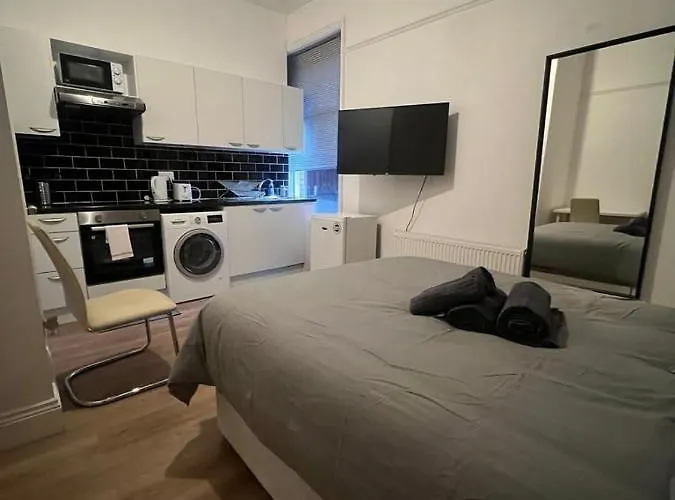Private Self Contained Studio In The Heart Of Golders Green
