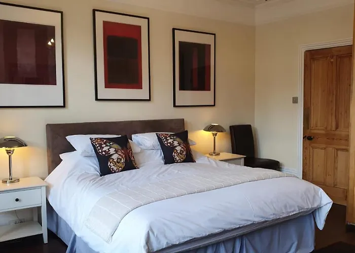 Spacious Central London 2 Bedroom Mansion Block Apartment