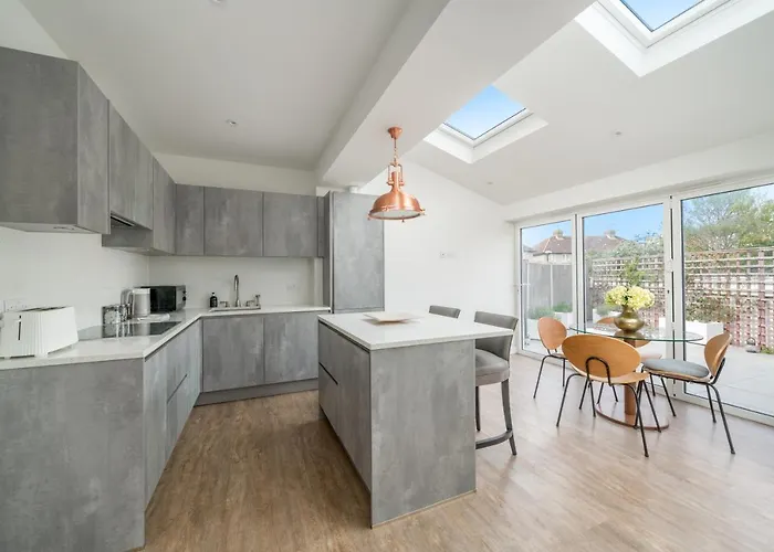 Elegant 3 Bedroom Retreat Minutes From Canary Wharf