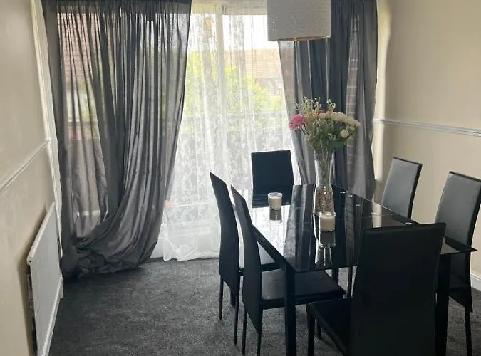 Stunning 3 Bedroom Property- Large Rooms