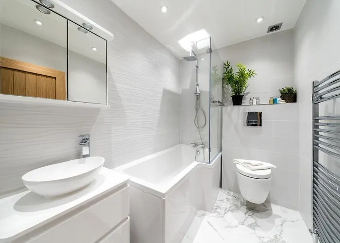 Stunning 2 Bed 2 Bath Luxury London Apartment!
