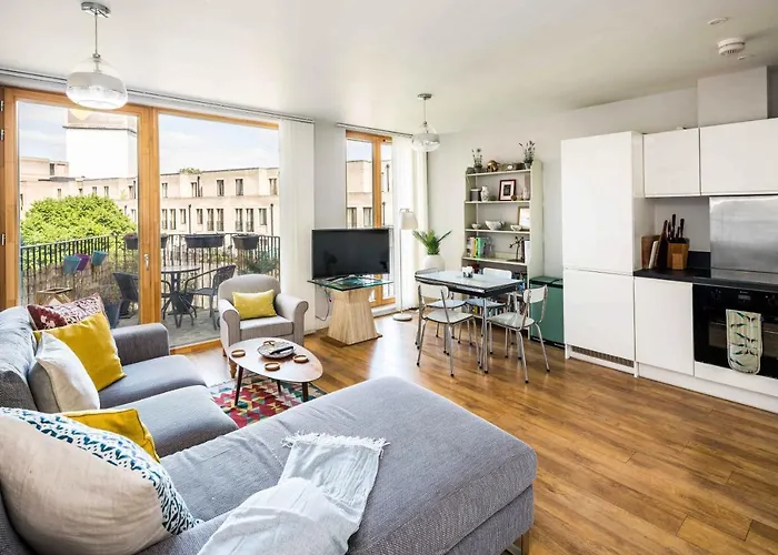 Shiny & Comfy Stay With Underground Links Nearby!