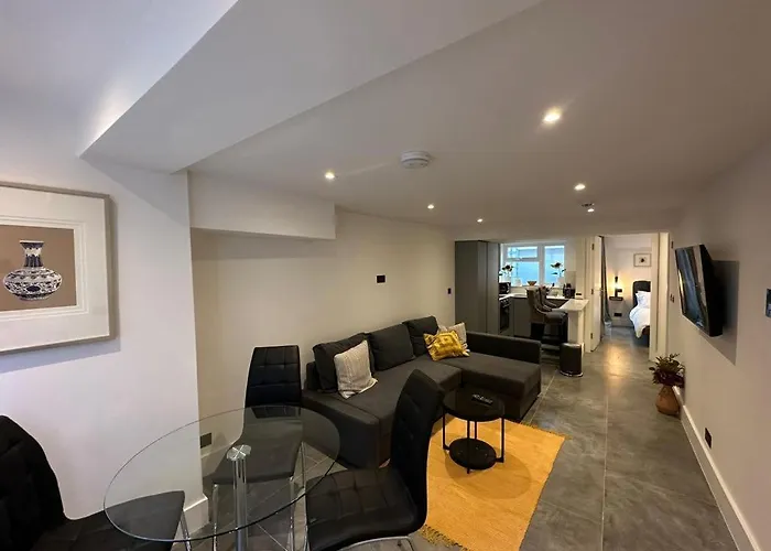 Two Bedroom House In Kilburn