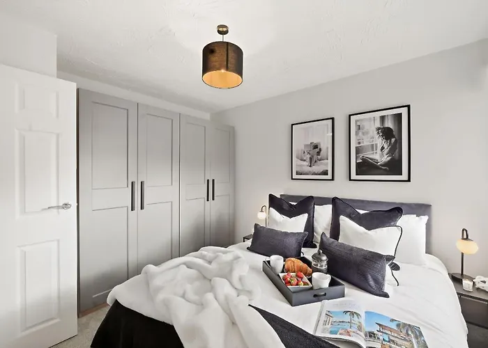 Luxury 1 Bed Flat South Woodford With Parking - Minutes Walk To Central Line Zone 4