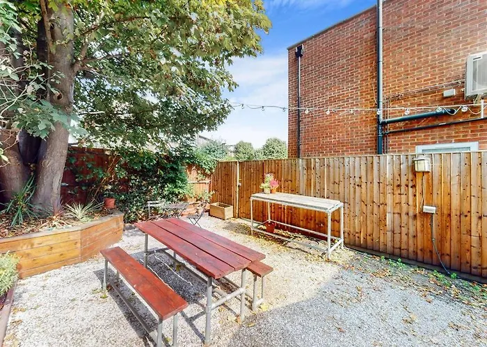 Spacious 2 Bedroom Flat With Garden In Acton