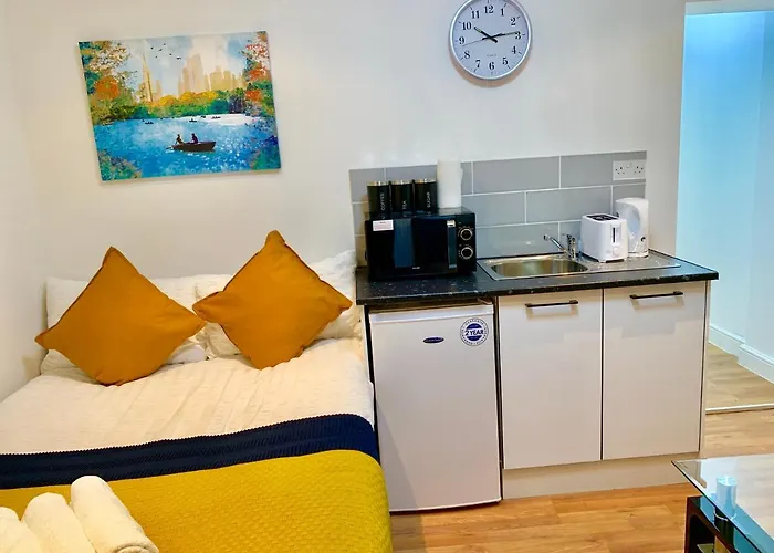 London Studio Apartments, Private Bathroom, Kitchenette, Parking, Np4