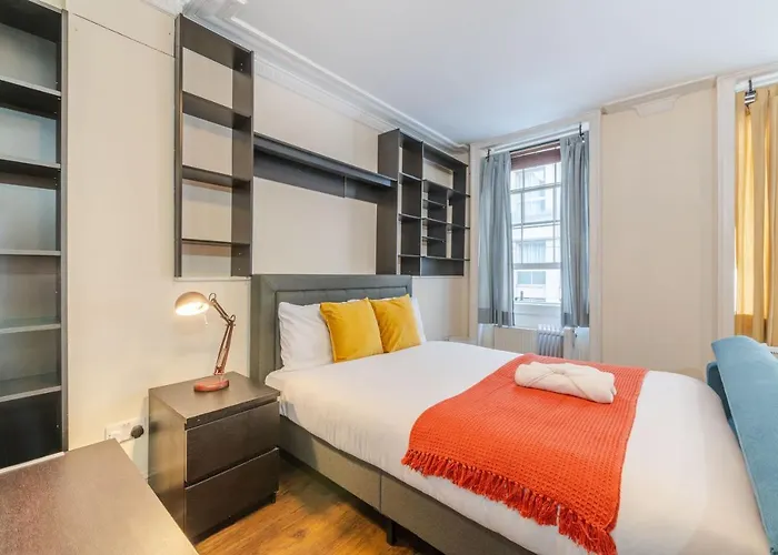 Private Flats In 17Th Century Townhouse, Trafalgar Square, Embankment, Waterloo