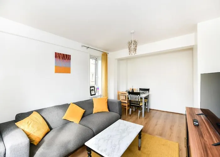 Entire Two Bedroom Flat In The Heart Of Greater London