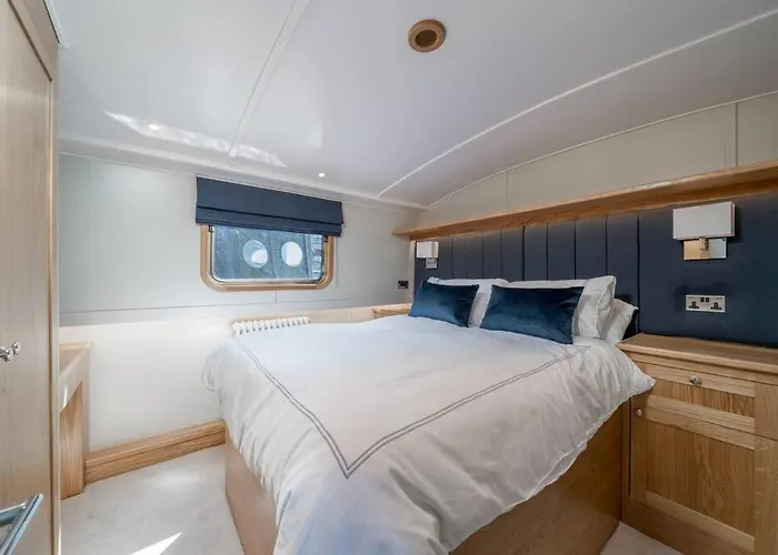 Luxurious Houseboat Near Canary Wharf In London