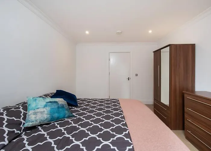 Cozy 2-Bedroom Flat In Battersea