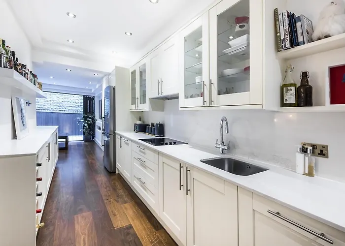 Kensington Luxurious Three Bedroom Apartment