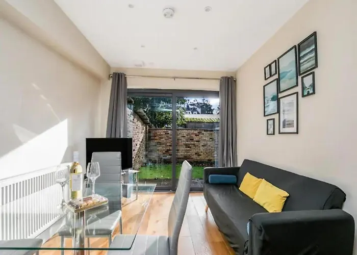 Pass The Keys Ealing Queen Of The Suburbs 2Bd Apartment