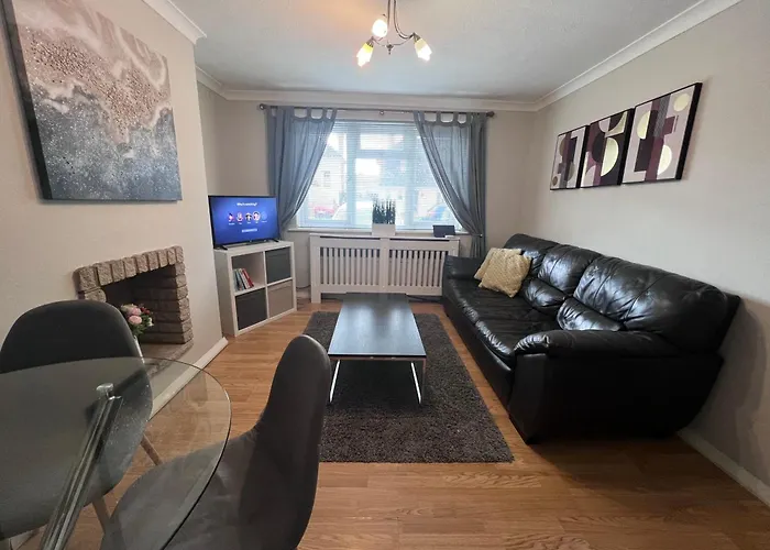 Croydon Apartment With Parking
