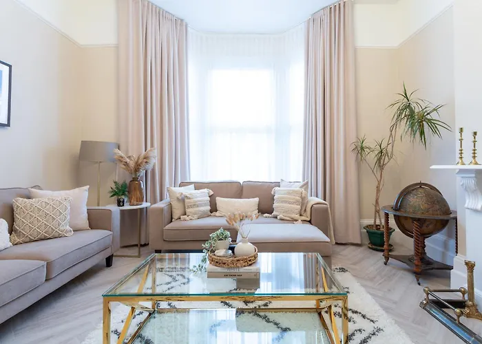 Stunning Large 4 Bedroom Victorian Home London
