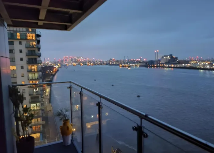 Snuggle Inn - Riverside Apartments - Views Over Looking London River Thames, Close To O2 Arena, London Excel, London City Airport, Thames Clipper- River Boat Service, Woolwich Ferry, Onsite Parking, Twin Room Option Available