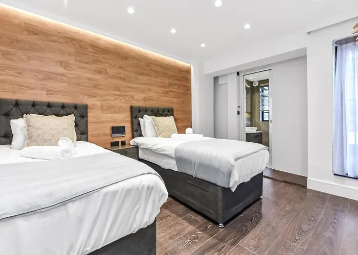 Luxury Abode: 5-Bed Haven Ideal For Big Groups!