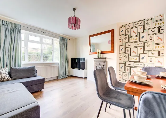 Charming Pitshanger Apartment