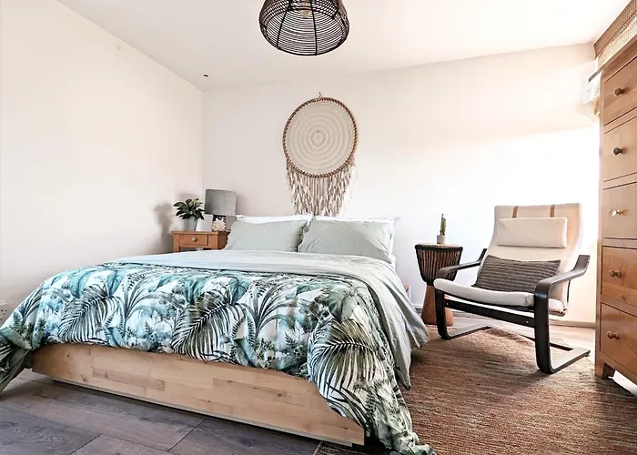 Riverside Apartment In Islington