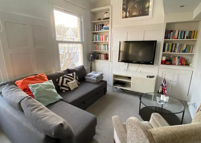 Gorgeous Hammersmith Home. Sleeps 6. Tube 5 Mins!