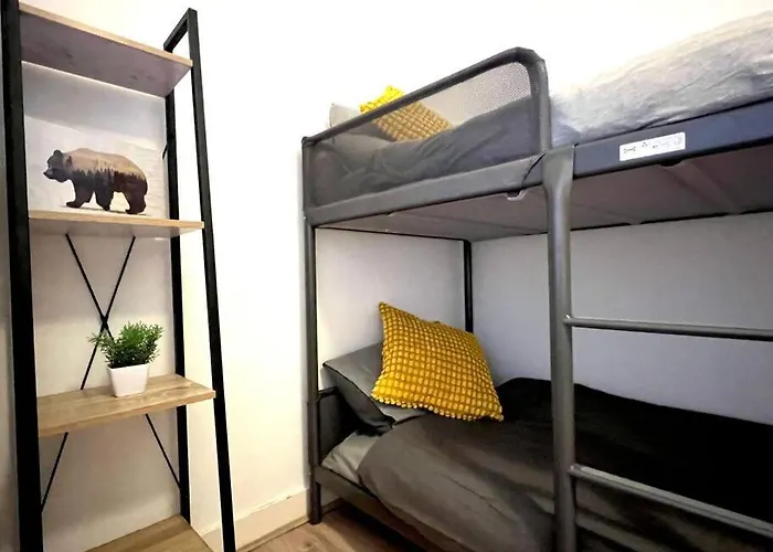 Spacious 2-Bed House 20 Mins From Central London