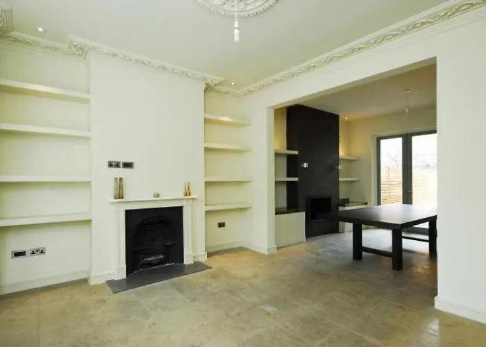 Quintessential Town House Close To Central London