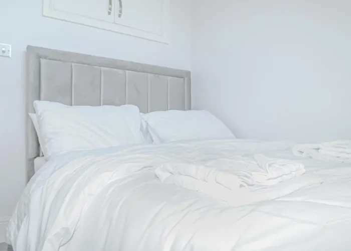 Luxury 5 Star Apartments, Parking, Garden, Near Metro Stations 10-15Mins To London