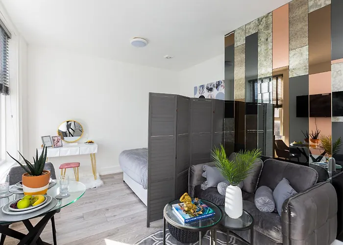 Trendy And Spacious Studio Near Notting Hill 1