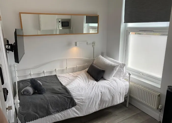 London Studios Very Close To Central Line Underground Shepherds Bush And Westfield Newly Refurbished