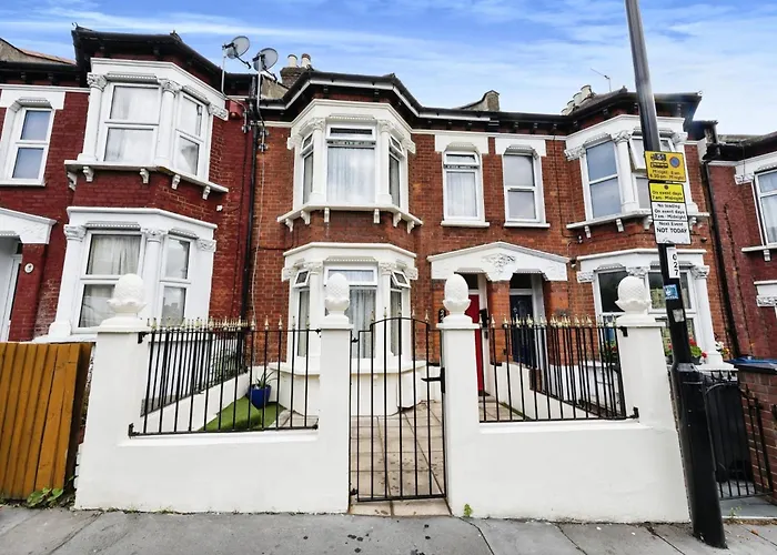 Your Chic 3Br Home Comfort And Style In London