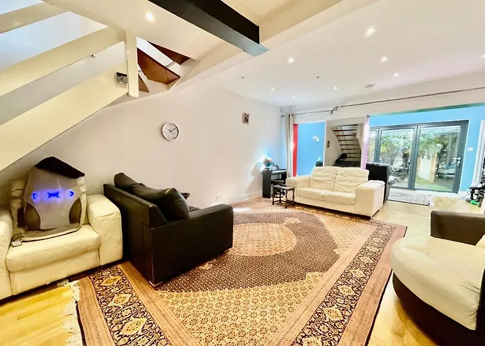 Luxury 4 Bedroom House With 4 Bathrooms - Elizabeth Line & Acton Central Stations At Walking Distance