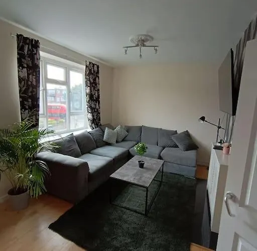 Spacious 3 Bed Flat Opp Springfield Park, Hackney.