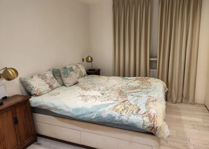 2/3 Bedroom Flat, Chelsea Free Parking