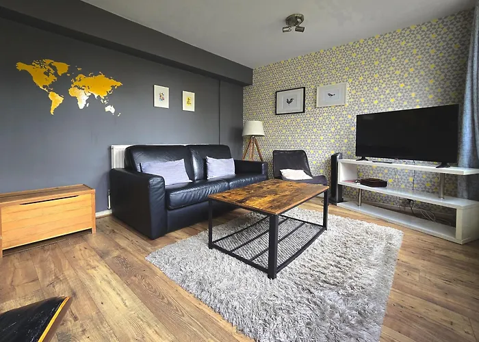 Modern Central Family-Home For 6