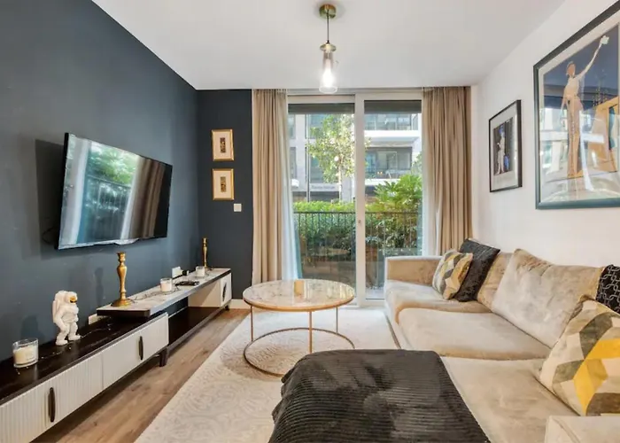 Chelsea Chic: An Upscale And Modern Flat