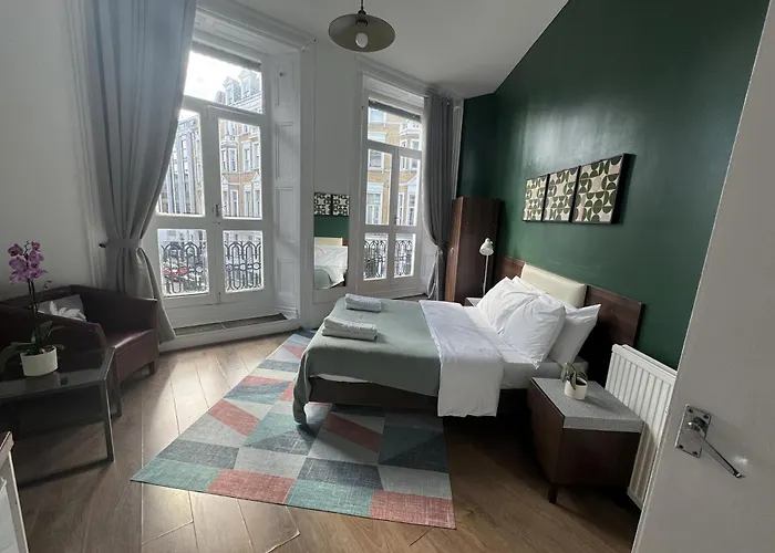 Charming Large Studio Apartment With Balcony